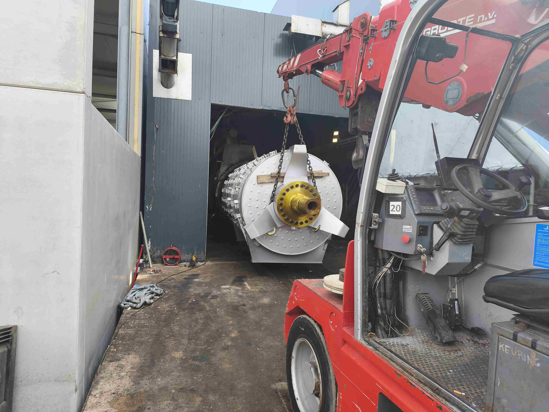 Reparación y sustitución del rotor de una secadora de discos industrial.